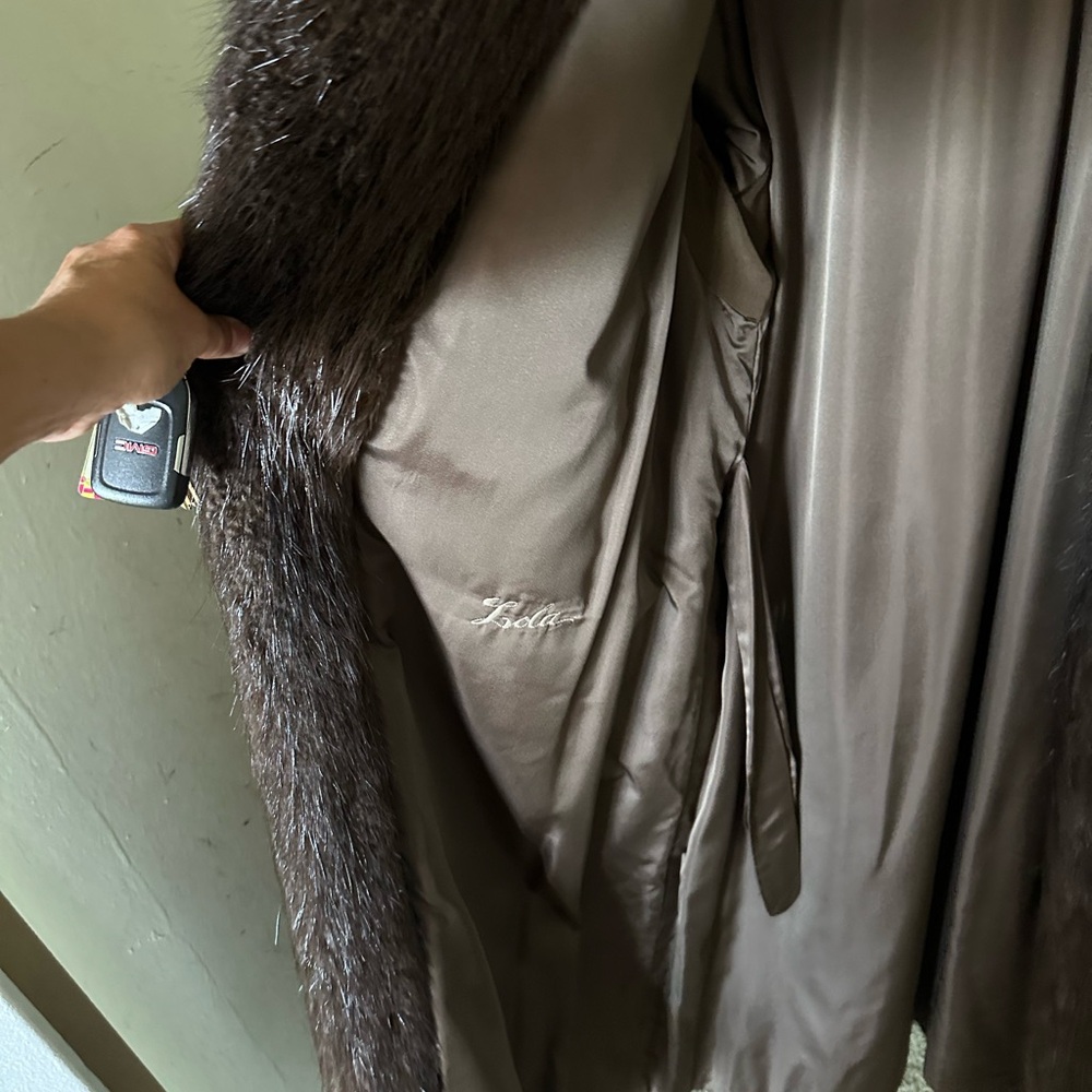 Luxurious Brown Fur Coat - Picture 5 of 5